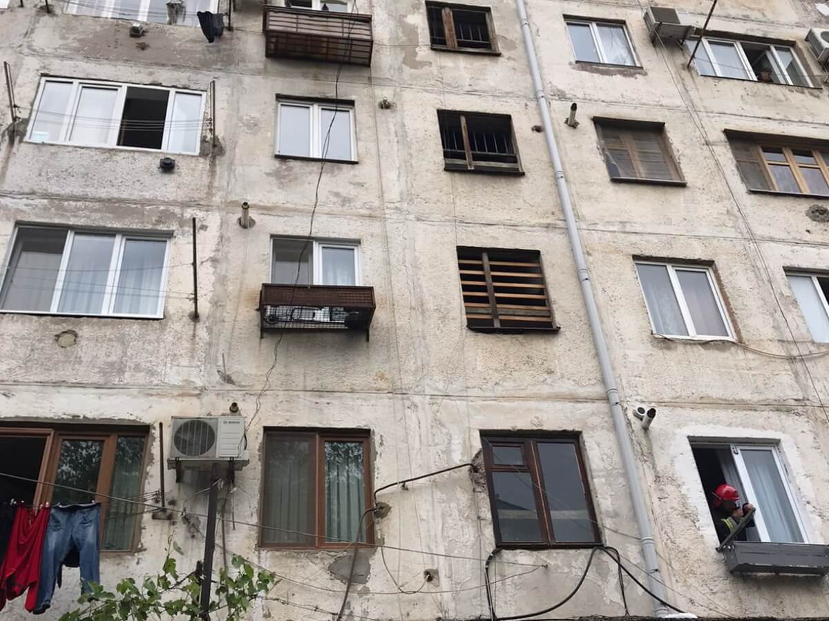 ამ წუთებში სანზონაში, საცხოვრებელი კორპუსის ერთ-ერთ ბინას ცეცხლი წაეკიდა