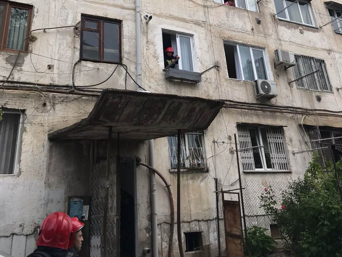 ამ წუთებში სანზონაში, საცხოვრებელი კორპუსის ერთ-ერთ ბინას ცეცხლი წაეკიდა