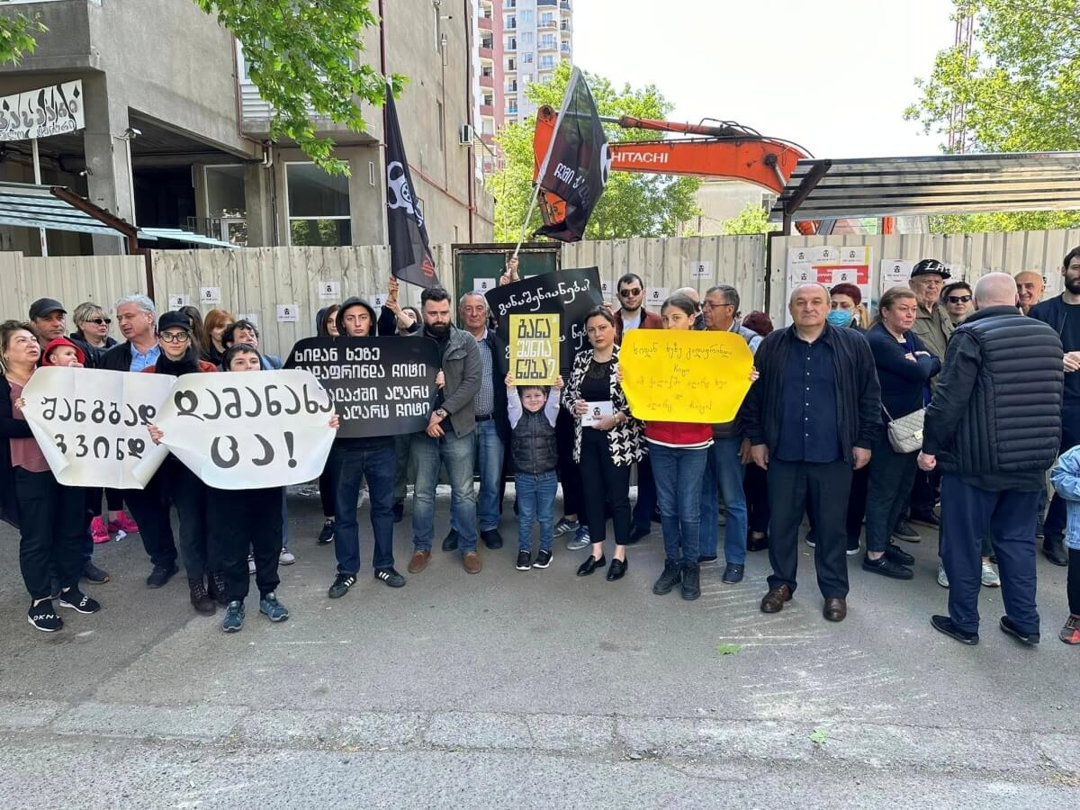 ხიდან ხეზე გადაფრინდა ჩიტი, ამ ქალაქში აღარც ხეა აღარც ჩიტი-მიქელაძის #11 ნომერში მშენებლობის წინააღმდეგ მოსახლეობამ საპროტესტო აქცია გამართა