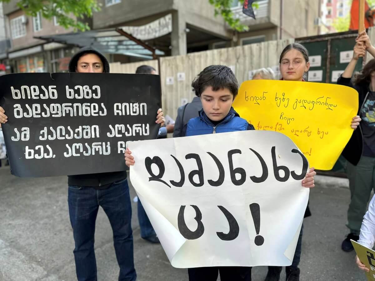 ხიდან ხეზე გადაფრინდა ჩიტი, ამ ქალაქში აღარც ხეა აღარც ჩიტი-მიქელაძის #11 ნომერში მშენებლობის წინააღმდეგ მოსახლეობამ საპროტესტო აქცია გამართა