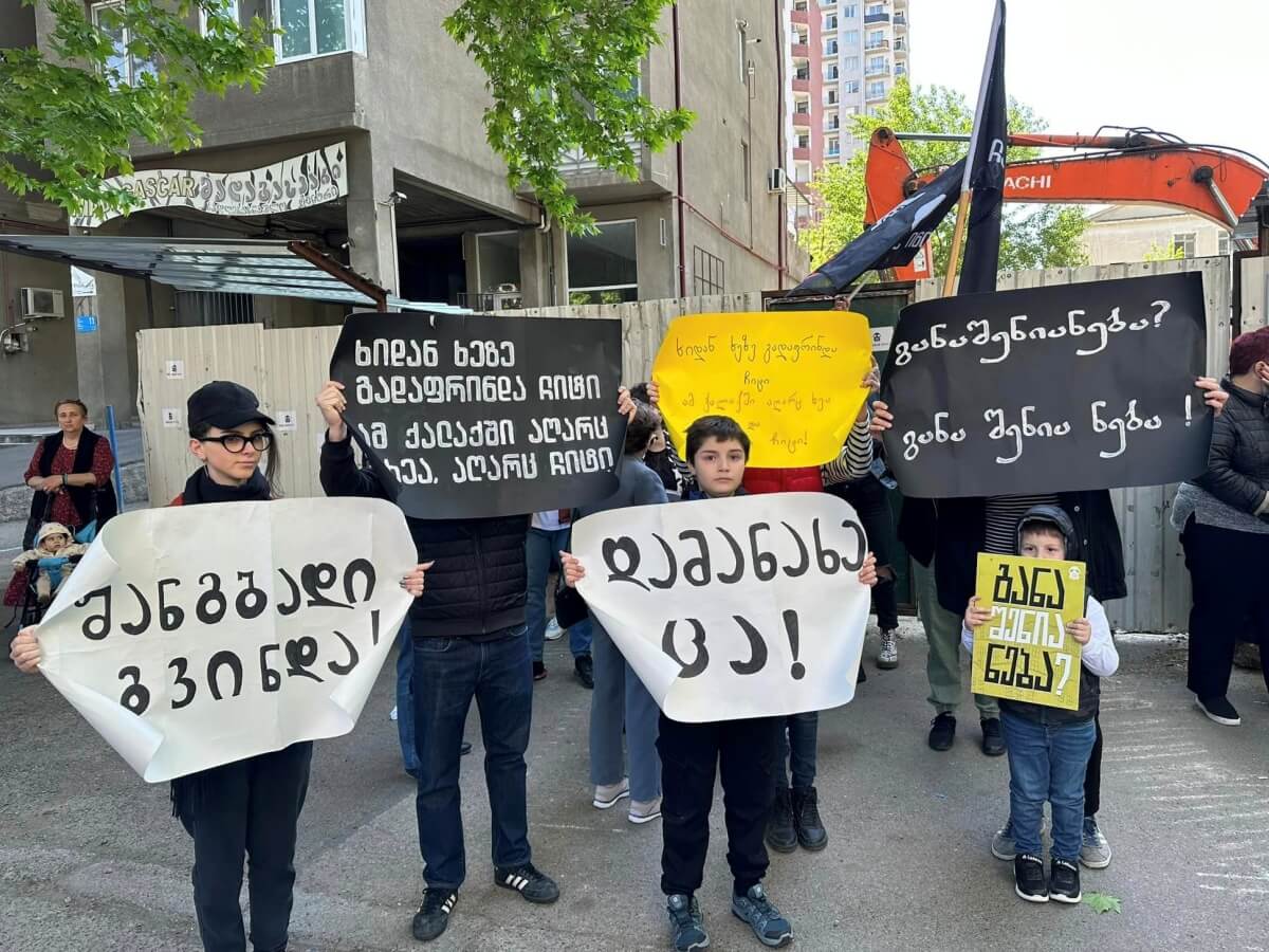 ხიდან ხეზე გადაფრინდა ჩიტი, ამ ქალაქში აღარც ხეა აღარც ჩიტი-მიქელაძის #11 ნომერში მშენებლობის წინააღმდეგ მოსახლეობამ საპროტესტო აქცია გამართა