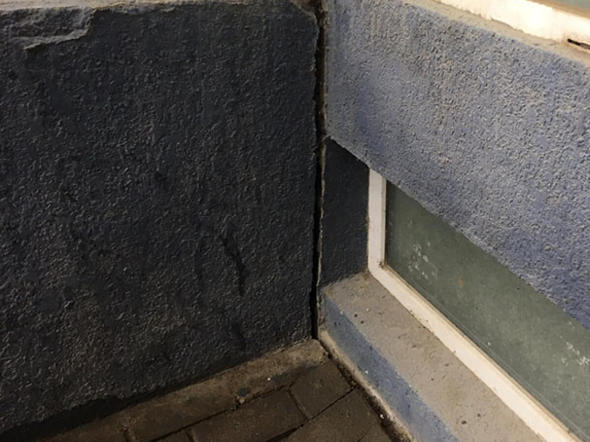 გაბზარული კედლები და დაზიანებული ეზო, მშენებლობამ ბათუმში მეზობლების საცხოვრებლები დააზიანა