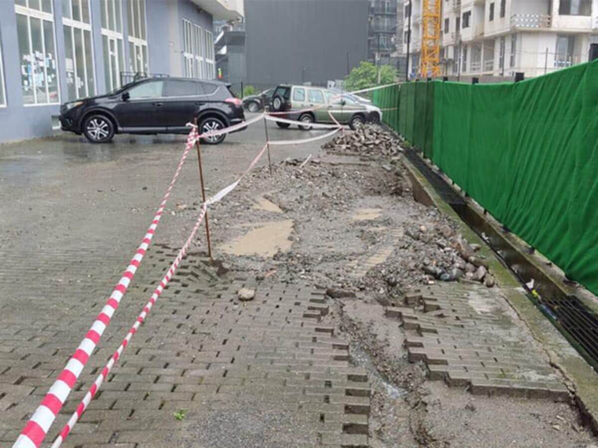 გაბზარული კედლები და დაზიანებული ეზო, მშენებლობამ ბათუმში მეზობლების საცხოვრებლები დააზიანა