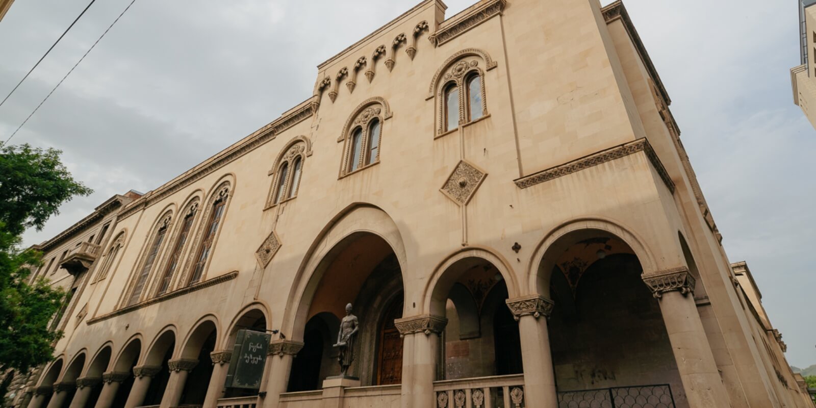 ი. მაჩაბლის სახელობის სამკითხველო დარბაზი უახლოს მომავალში პირველ მკითხველს დაელოდება