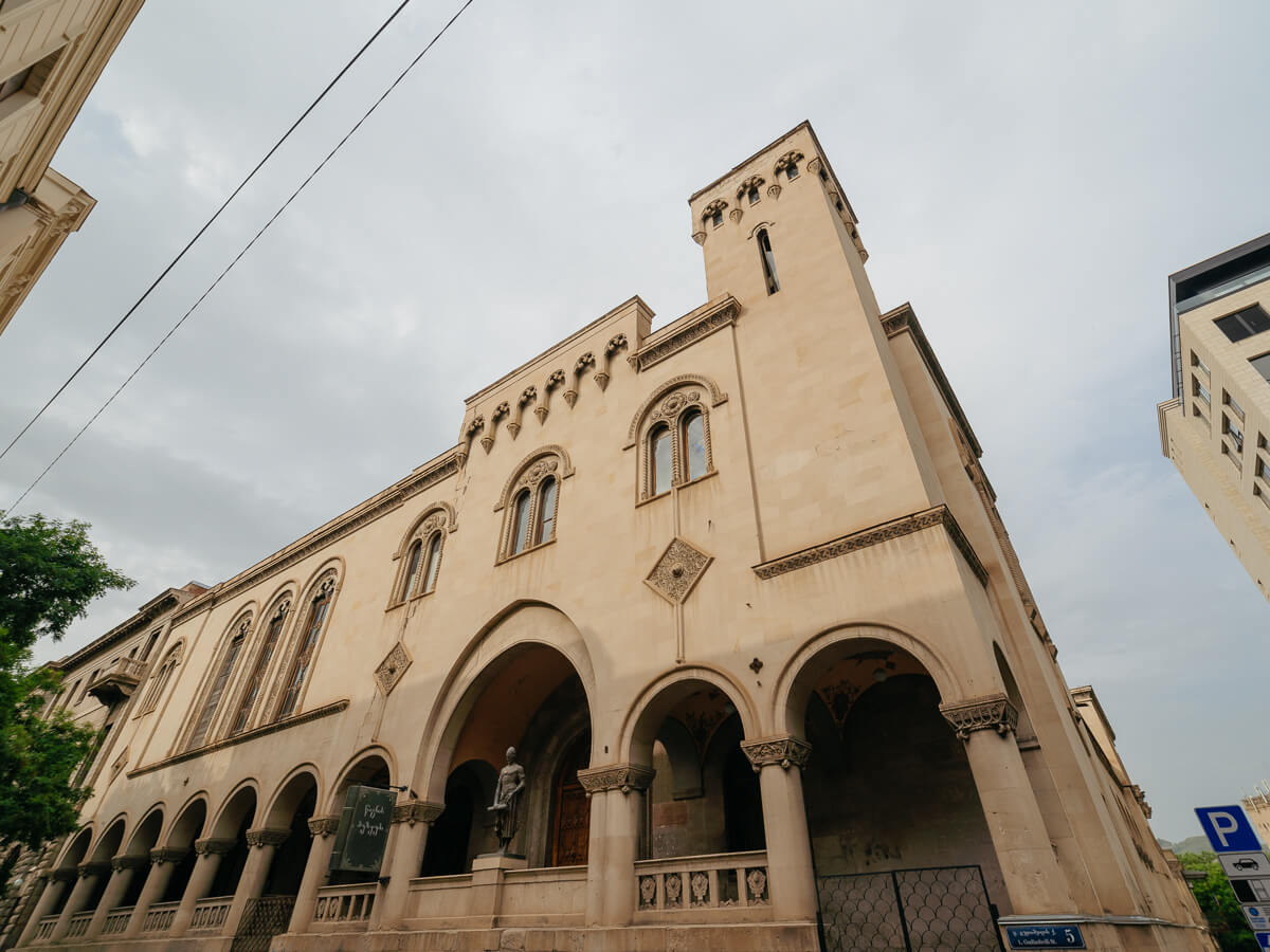 ი. მაჩაბლის სახელობის სამკითხველო დარბაზი უახლოს მომავალში პირველ მკითხველს დაელოდება