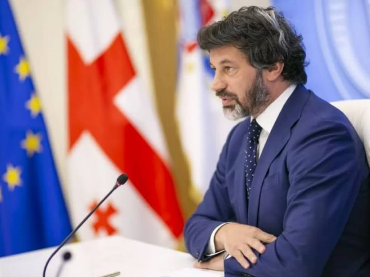 რეკრეაციულ სივრცეებში მოქალაქეები ხეებზე ძაღლებს ავარჯიშებენ და მცენარეებს აზიანებენ-კახა კალაძე