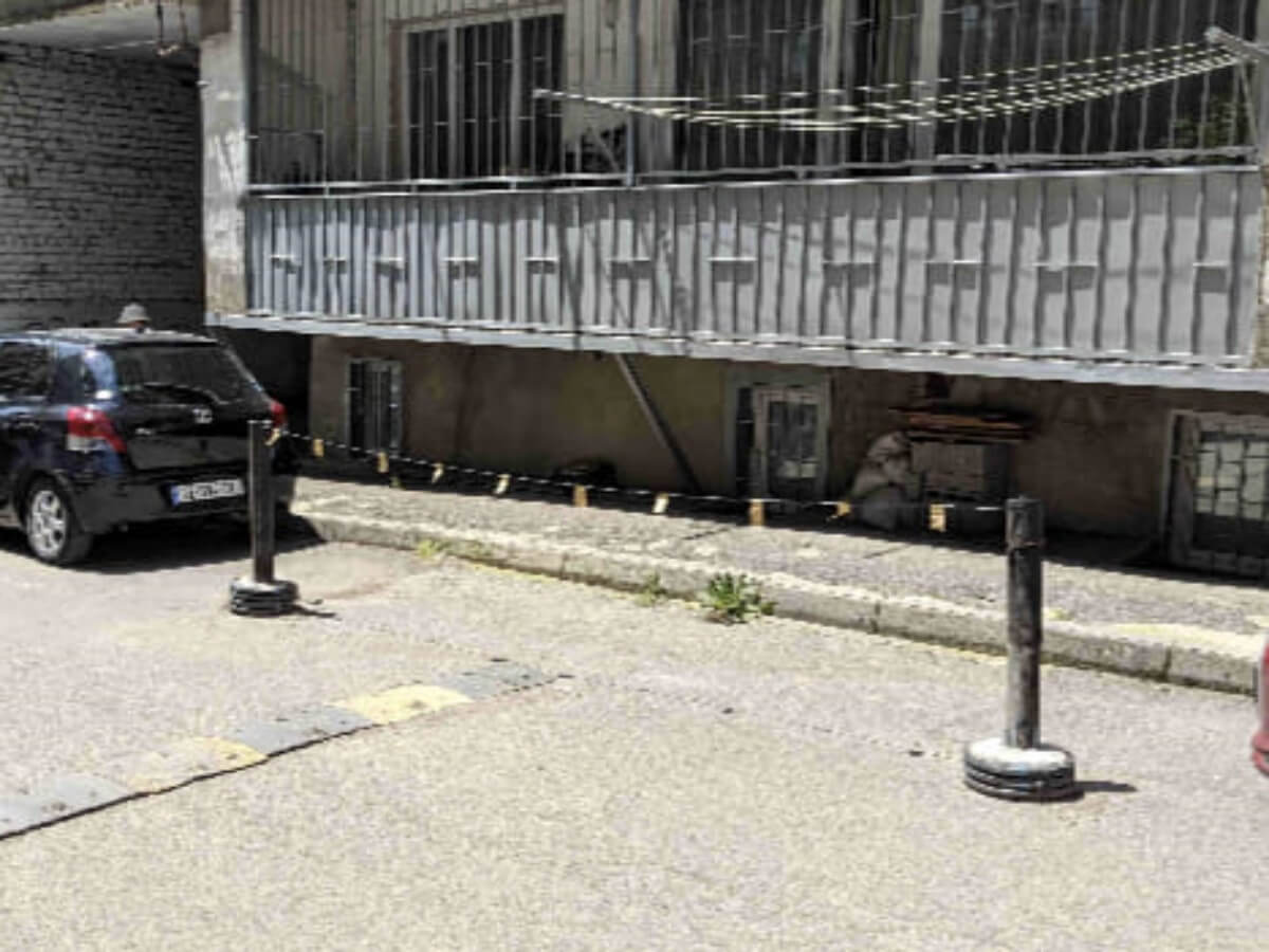 კორპუსების წინ მოსახლეობა საპარკინგე ადგილებს თვითნებურად იტაცებს-ნახეთ რა ფოტო ვრცელდება სოციალურ ქსელში