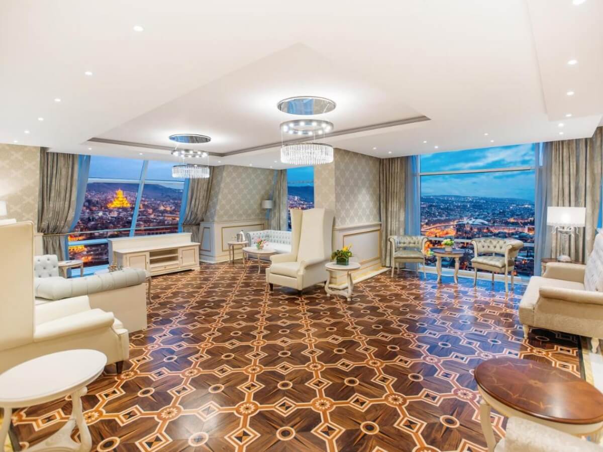 რა ჯდება ერთი დღით განთავსება თბილისის ბრენდულ სასტუმროებში – ტოპ 8 ხუთვარსკვლავიანი სასტუმრო დედაქალქში