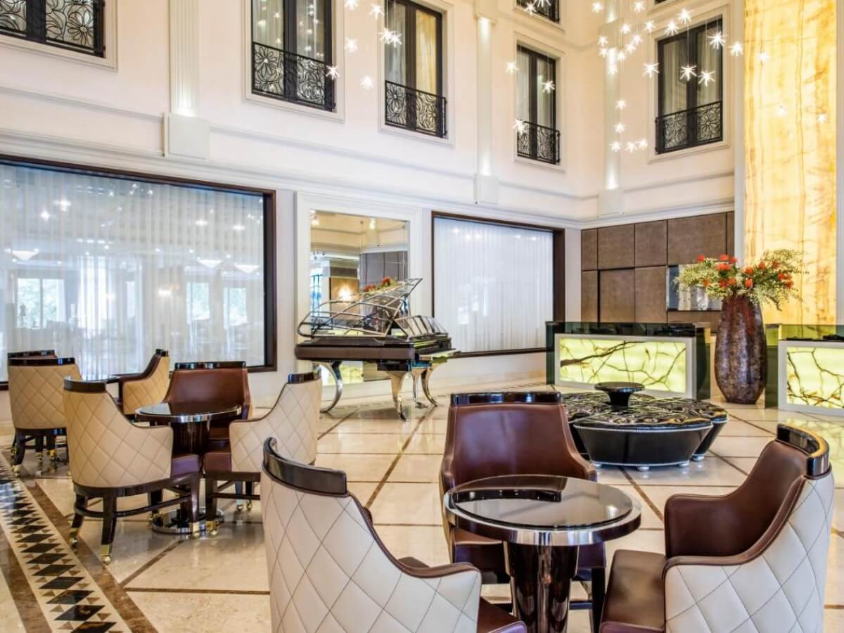 რა ჯდება ერთი დღით განთავსება თბილისის ბრენდულ სასტუმროებში – ტოპ 8 ხუთვარსკვლავიანი სასტუმრო დედაქალქში