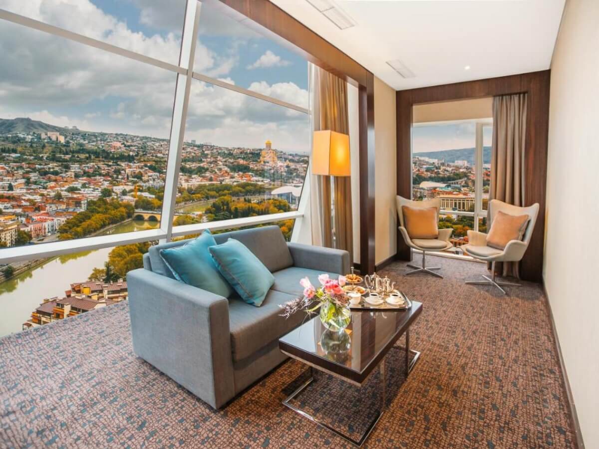 რა ჯდება ერთი დღით განთავსება თბილისის ბრენდულ სასტუმროებში – ტოპ 8 ხუთვარსკვლავიანი სასტუმრო დედაქალქში