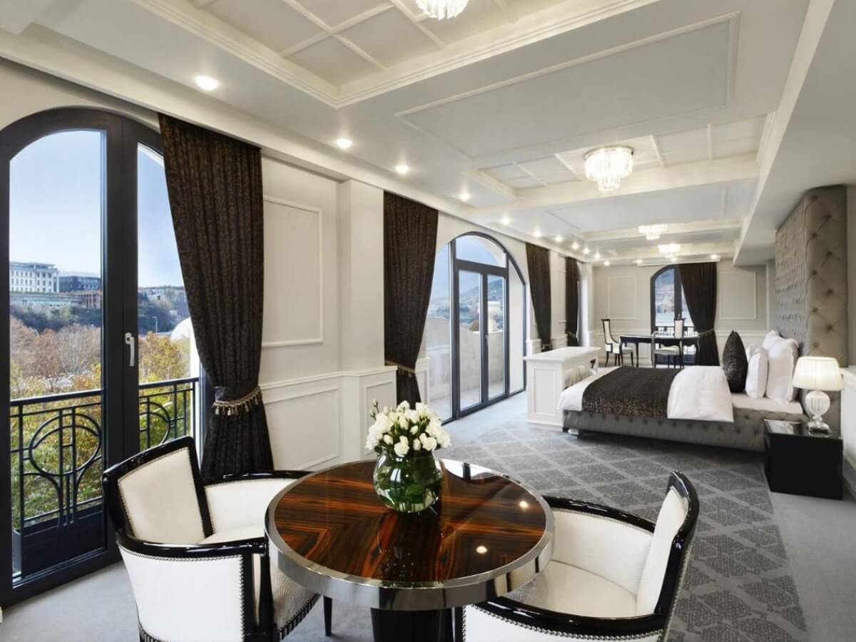 რა ჯდება ერთი დღით განთავსება თბილისის ბრენდულ სასტუმროებში – ტოპ 8 ხუთვარსკვლავიანი სასტუმრო დედაქალქში