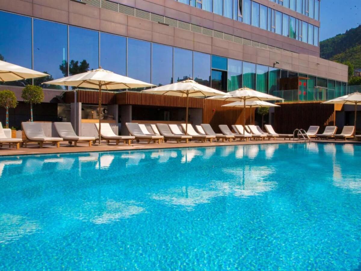 რა ჯდება ერთი დღით განთავსება თბილისის ბრენდულ სასტუმროებში – ტოპ 8 ხუთვარსკვლავიანი სასტუმრო დედაქალქში