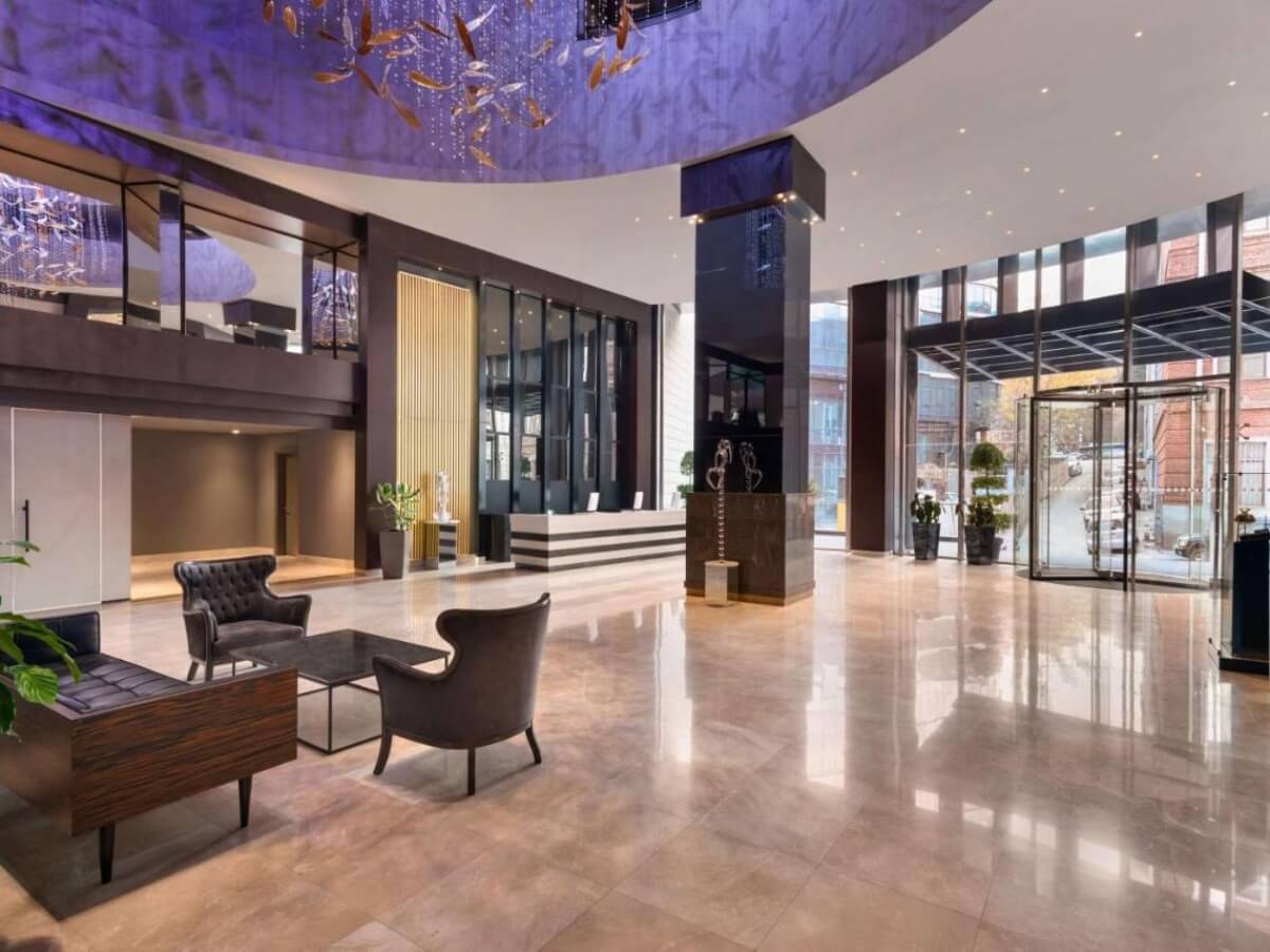 რა ჯდება ერთი დღით განთავსება თბილისის ბრენდულ სასტუმროებში – ტოპ 8 ხუთვარსკვლავიანი სასტუმრო დედაქალქში