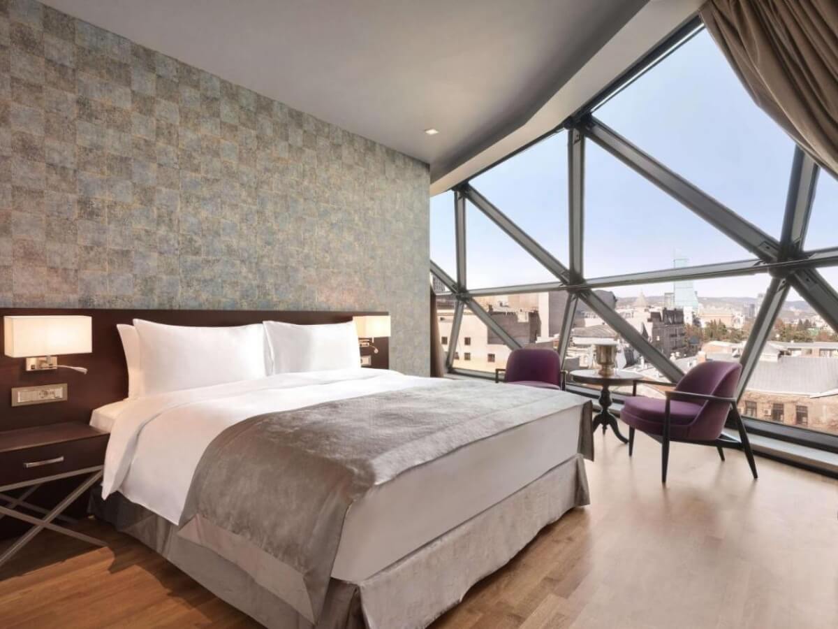 რა ჯდება ერთი დღით განთავსება თბილისის ბრენდულ სასტუმროებში – ტოპ 8 ხუთვარსკვლავიანი სასტუმრო დედაქალქში