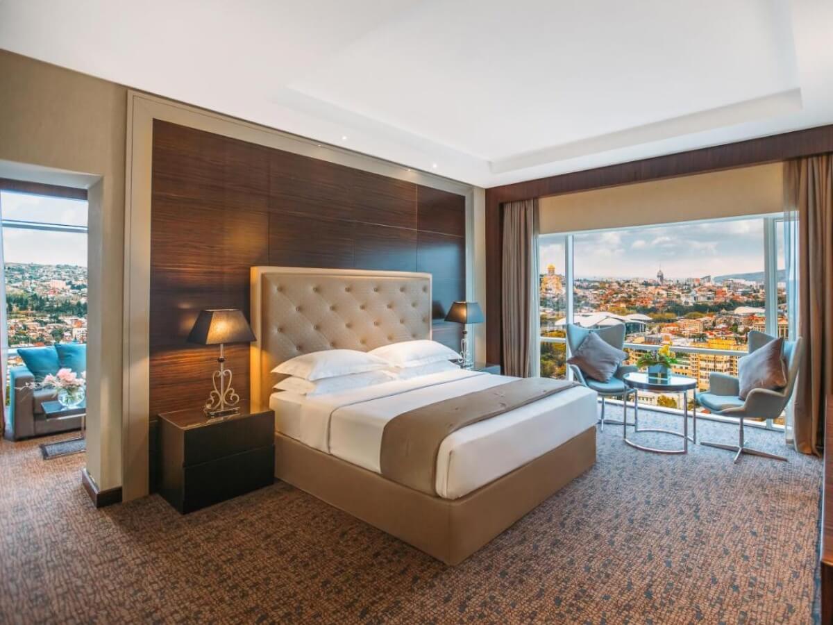 რა ჯდება ერთი დღით განთავსება თბილისის ბრენდულ სასტუმროებში – ტოპ 8 ხუთვარსკვლავიანი სასტუმრო დედაქალქში