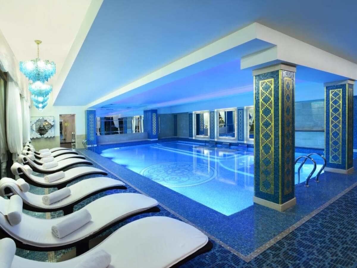 რა ჯდება ერთი დღით განთავსება თბილისის ბრენდულ სასტუმროებში – ტოპ 8 ხუთვარსკვლავიანი სასტუმრო დედაქალქში