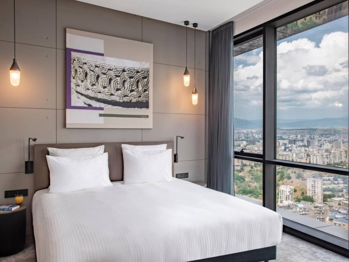 რა ჯდება ერთი დღით განთავსება თბილისის ბრენდულ სასტუმროებში – ტოპ 8 ხუთვარსკვლავიანი სასტუმრო დედაქალქში