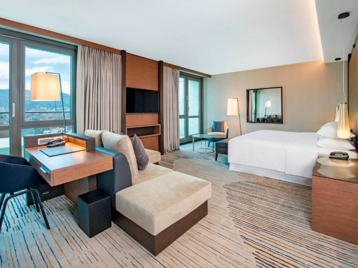 რა ჯდება ერთი დღით განთავსება თბილისის ბრენდულ სასტუმროებში – ტოპ 8 ხუთვარსკვლავიანი სასტუმრო დედაქალქში