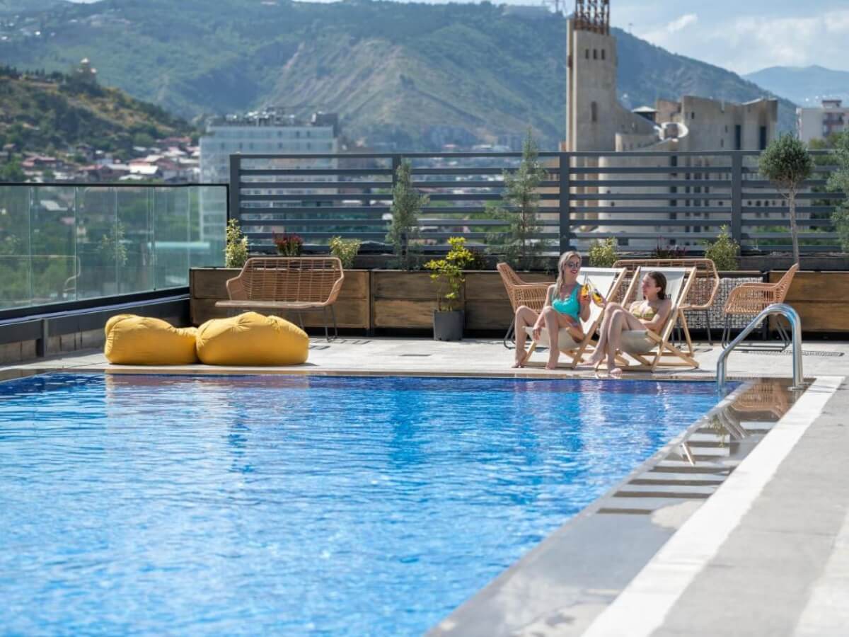 რა ჯდება ერთი დღით განთავსება თბილისის ბრენდულ სასტუმროებში – ტოპ 8 ხუთვარსკვლავიანი სასტუმრო დედაქალქში