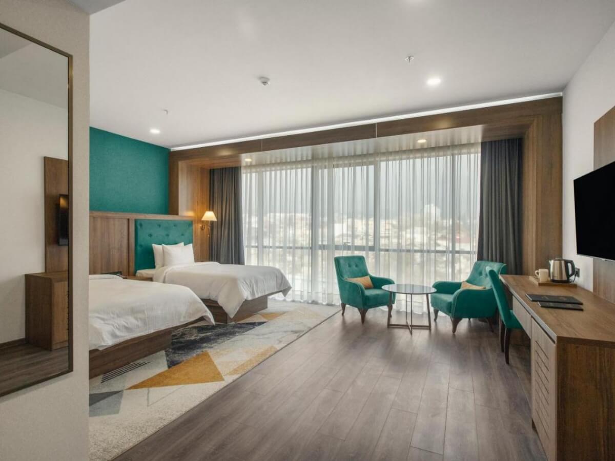 რა ჯდება ერთი დღით განთავსება თბილისის ბრენდულ სასტუმროებში – ტოპ 8 ხუთვარსკვლავიანი სასტუმრო დედაქალქში