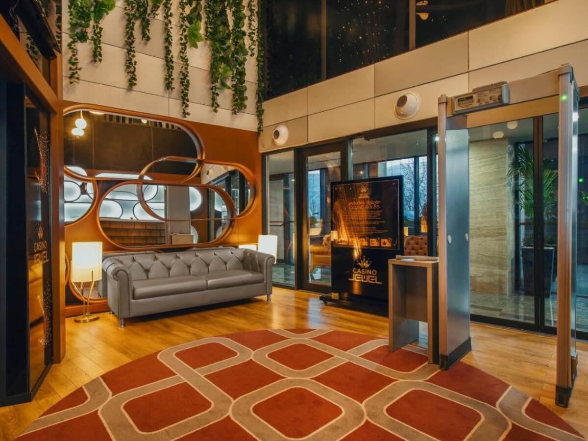 რა ჯდება ერთი დღით განთავსება თბილისის ბრენდულ სასტუმროებში – ტოპ 8 ხუთვარსკვლავიანი სასტუმრო დედაქალქში