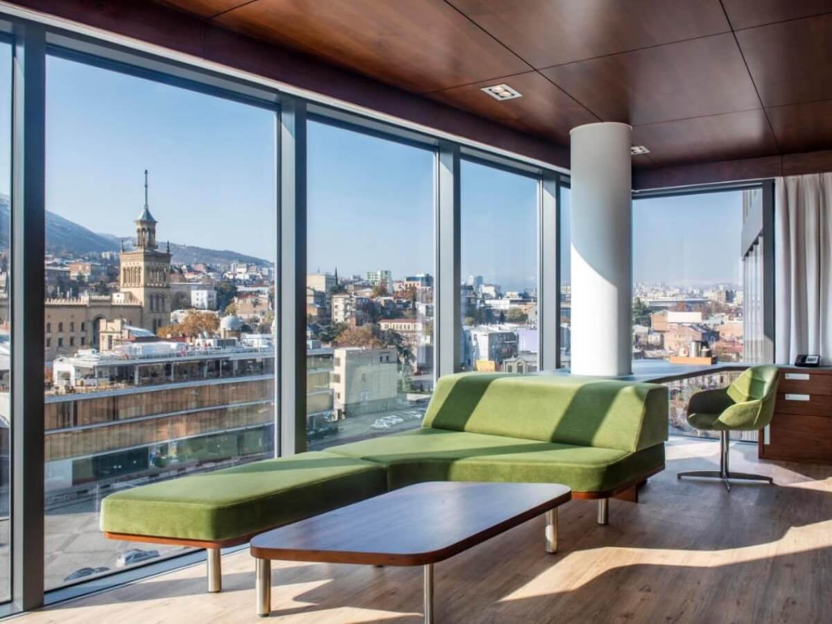 რა ჯდება ერთი დღით განთავსება თბილისის ბრენდულ სასტუმროებში – ტოპ 8 ხუთვარსკვლავიანი სასტუმრო დედაქალქში