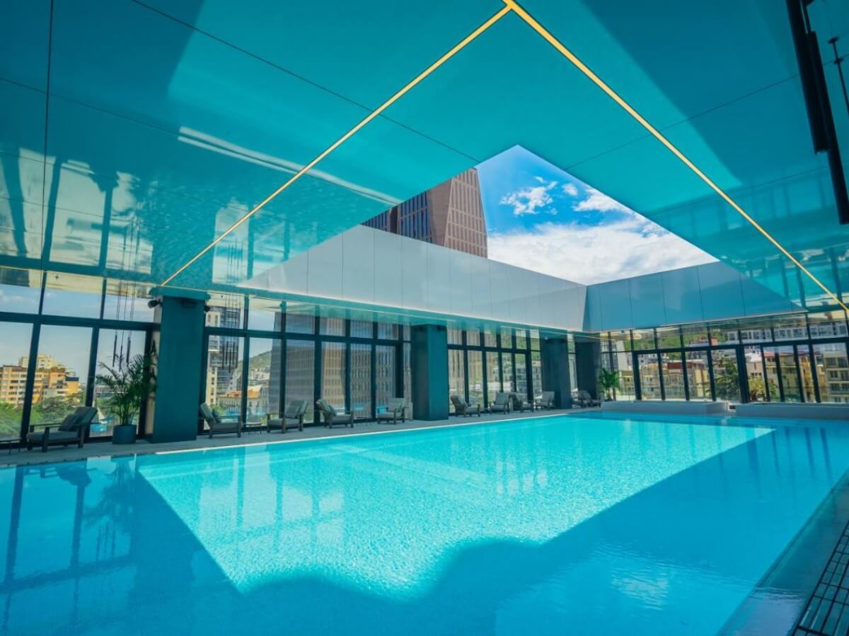 რა ჯდება ერთი დღით განთავსება თბილისის ბრენდულ სასტუმროებში – ტოპ 8 ხუთვარსკვლავიანი სასტუმრო დედაქალქში