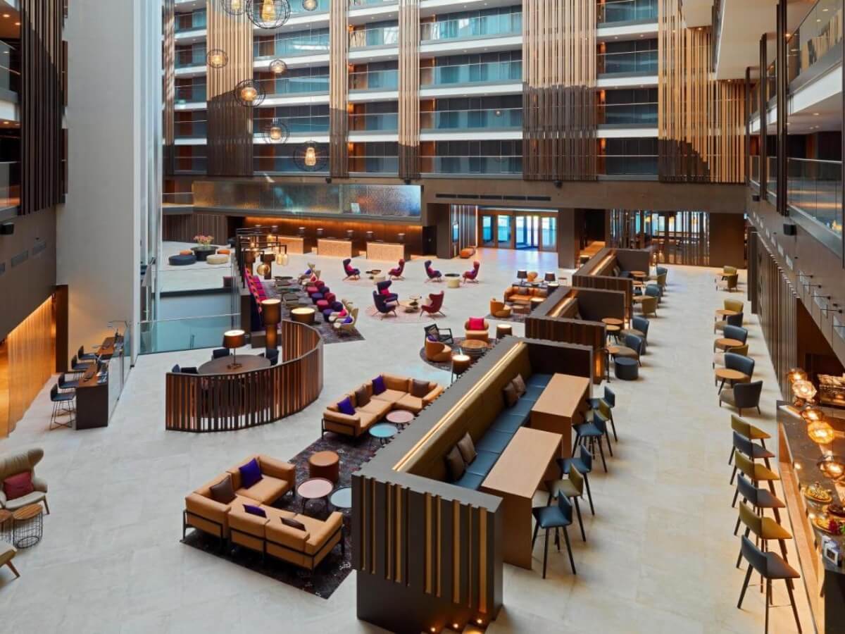 რა ჯდება ერთი დღით განთავსება თბილისის ბრენდულ სასტუმროებში – ტოპ 8 ხუთვარსკვლავიანი სასტუმრო დედაქალქში