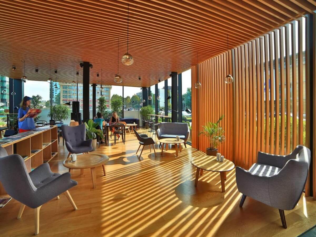 რა ჯდება ერთი დღით განთავსება თბილისის ბრენდულ სასტუმროებში – ტოპ 8 ხუთვარსკვლავიანი სასტუმრო დედაქალქში