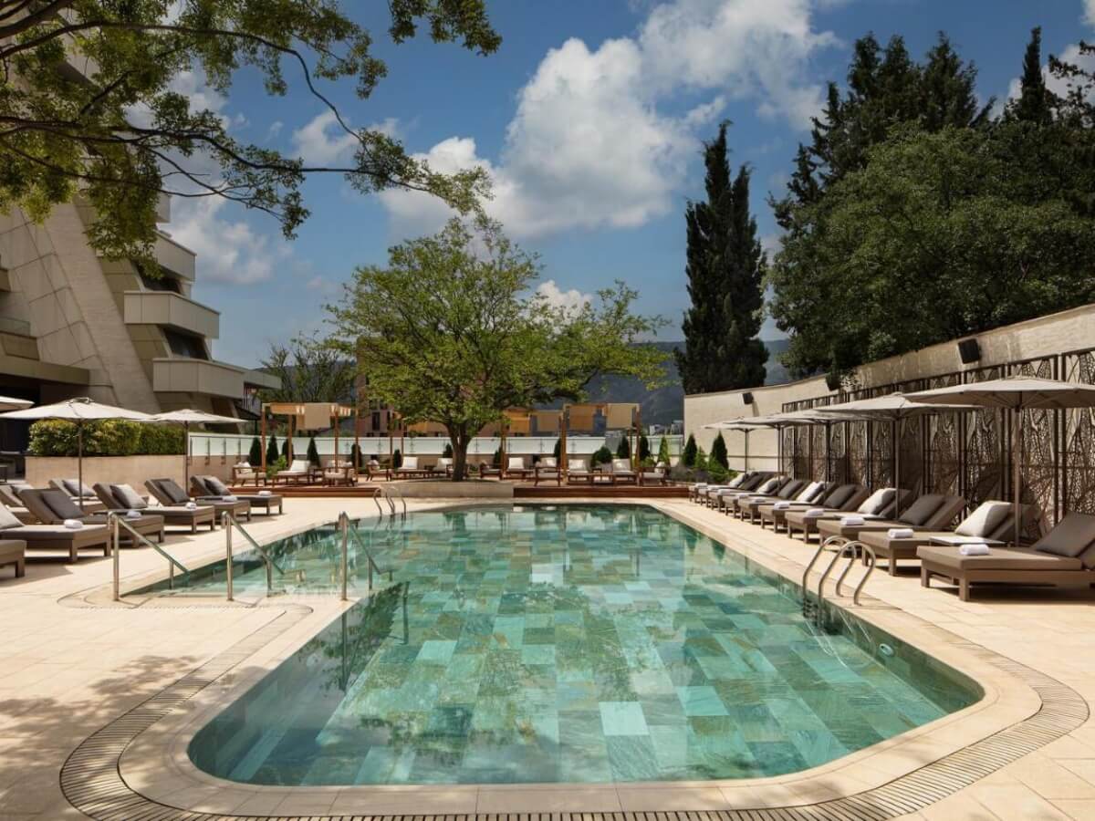 რა ჯდება ერთი დღით განთავსება თბილისის ბრენდულ სასტუმროებში – ტოპ 8 ხუთვარსკვლავიანი სასტუმრო დედაქალქში