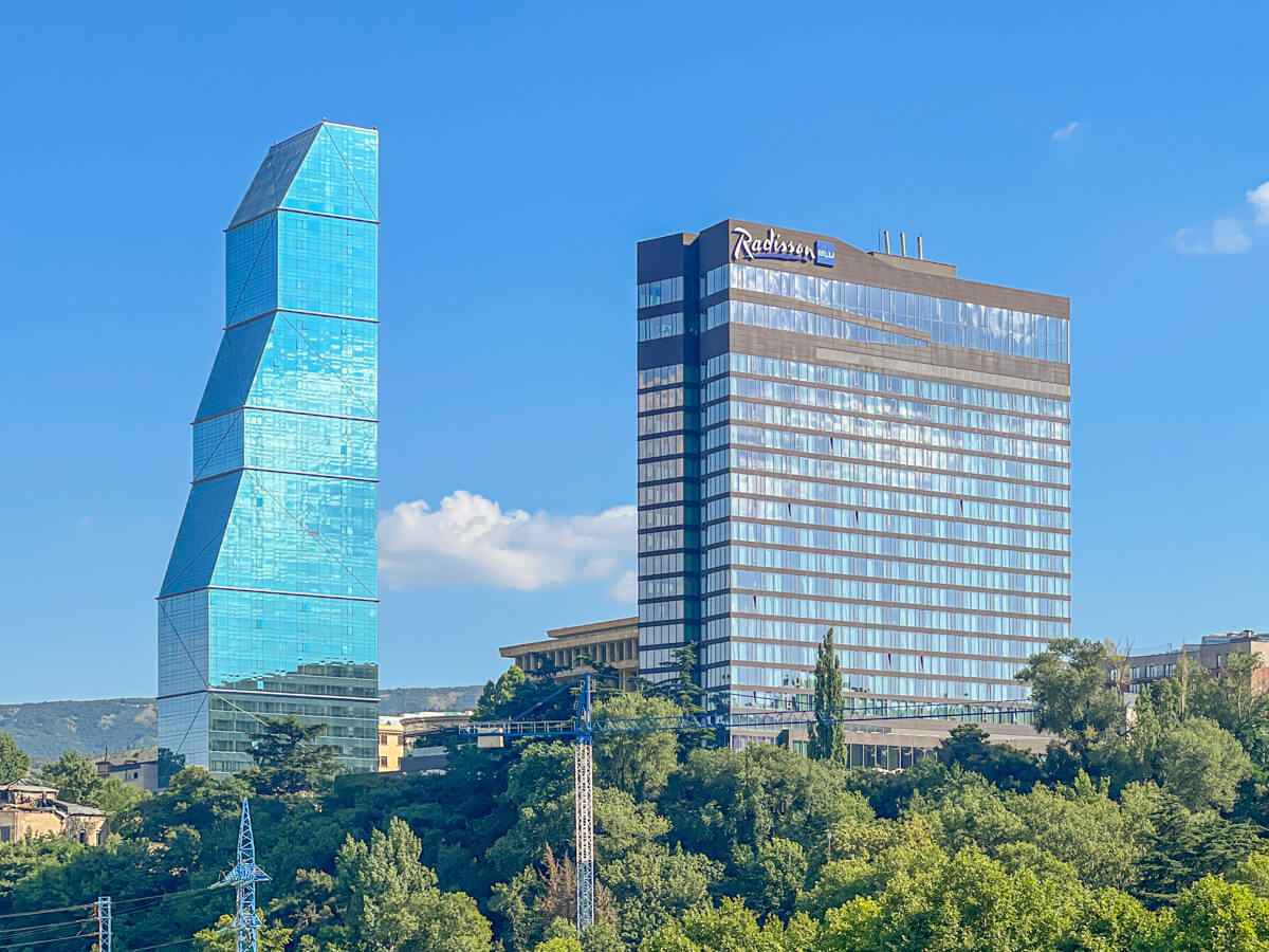 რა ჯდება ერთი დღით განთავსება თბილისის ბრენდულ სასტუმროებში – ტოპ 8 ხუთვარსკვლავიანი სასტუმრო დედაქალქში