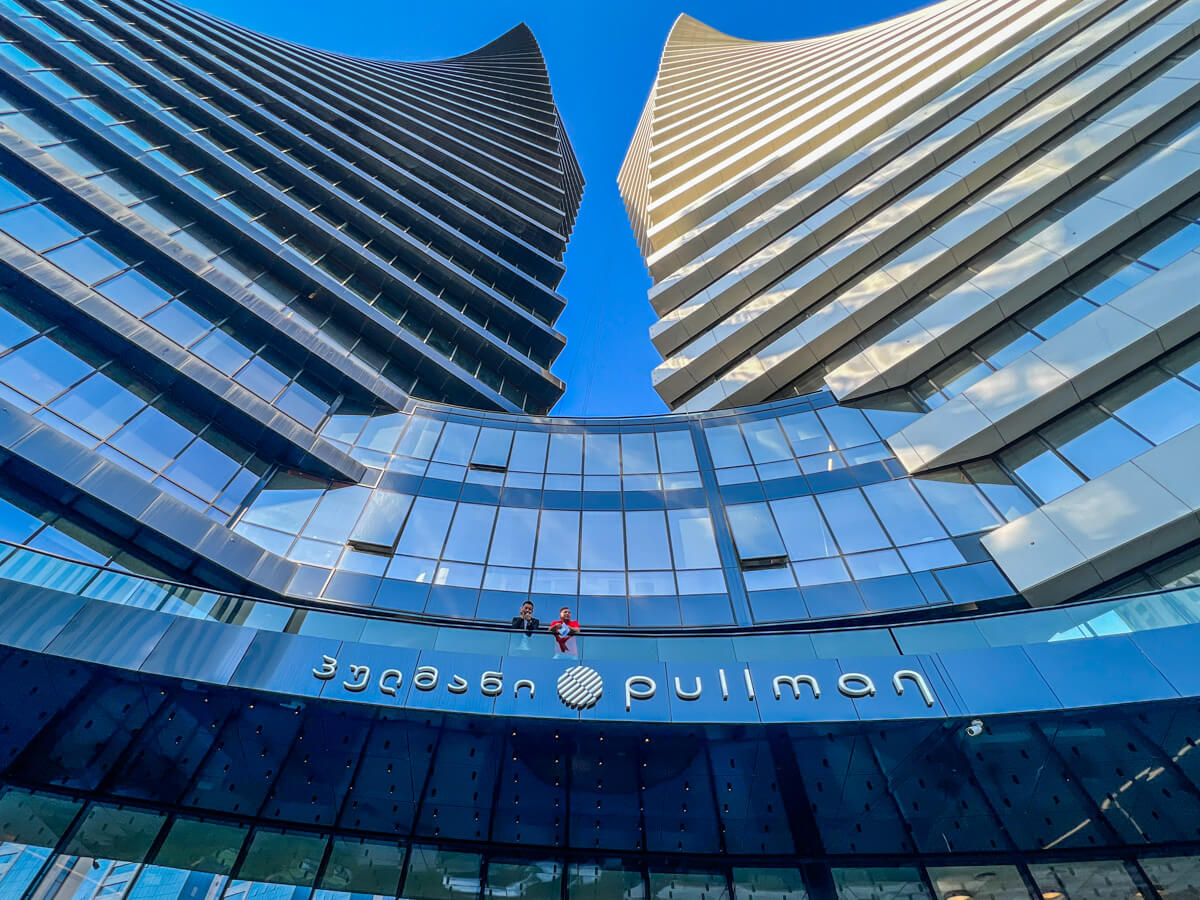 რა ჯდება ერთი დღით განთავსება თბილისის ბრენდულ სასტუმროებში – ტოპ 8 ხუთვარსკვლავიანი სასტუმრო დედაქალქში