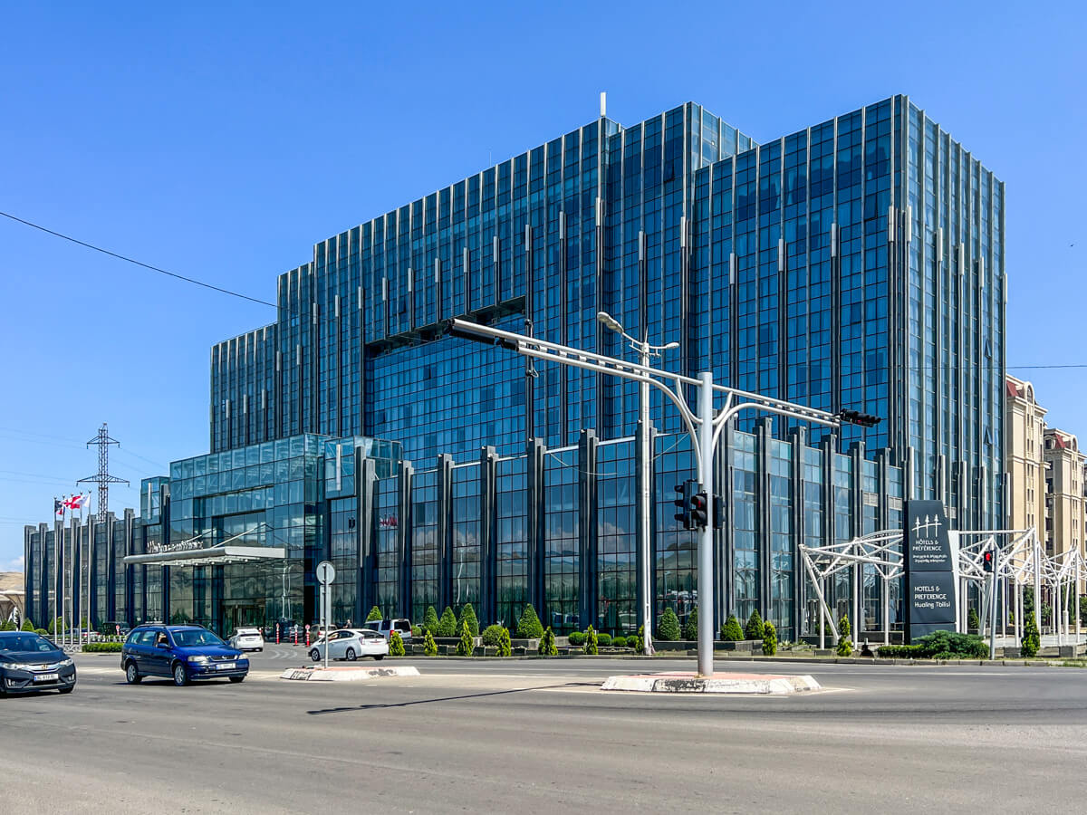 რა ჯდება ერთი დღით განთავსება თბილისის ბრენდულ სასტუმროებში – ტოპ 8 ხუთვარსკვლავიანი სასტუმრო დედაქალქში