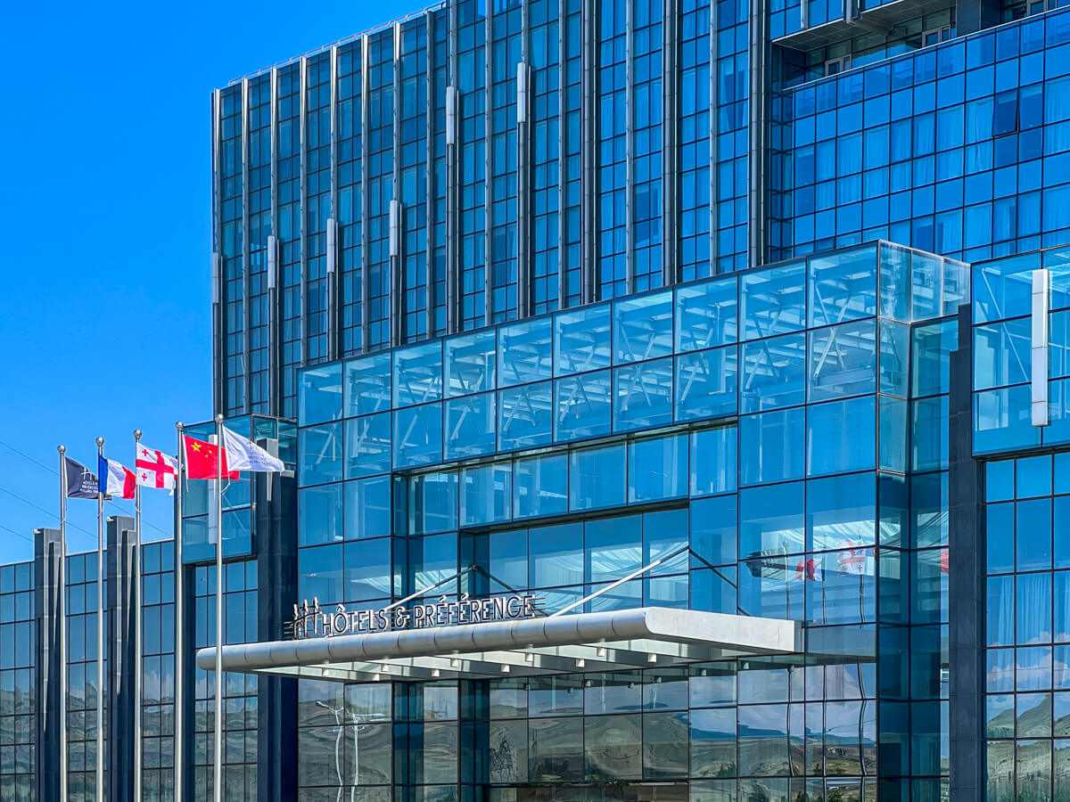 რა ჯდება ერთი დღით განთავსება თბილისის ბრენდულ სასტუმროებში – ტოპ 8 ხუთვარსკვლავიანი სასტუმრო დედაქალქში