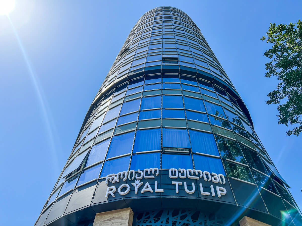 რა ჯდება ერთი დღით განთავსება თბილისის ბრენდულ სასტუმროებში – ტოპ 8 ხუთვარსკვლავიანი სასტუმრო დედაქალქში