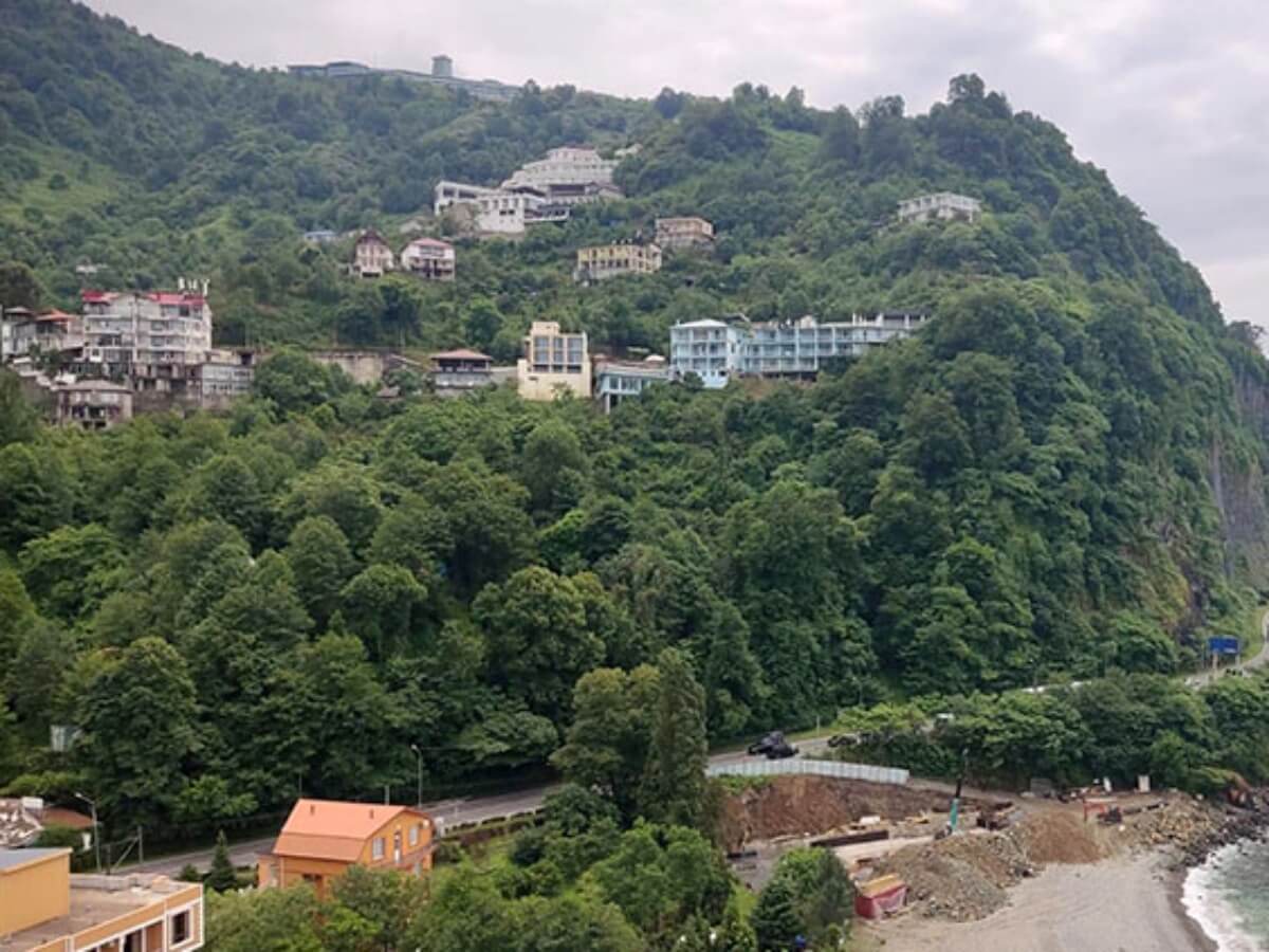 კვარიათის პლაჟზე მრავალსართულიან სასტუმრო კომპლექსს აშენებენ