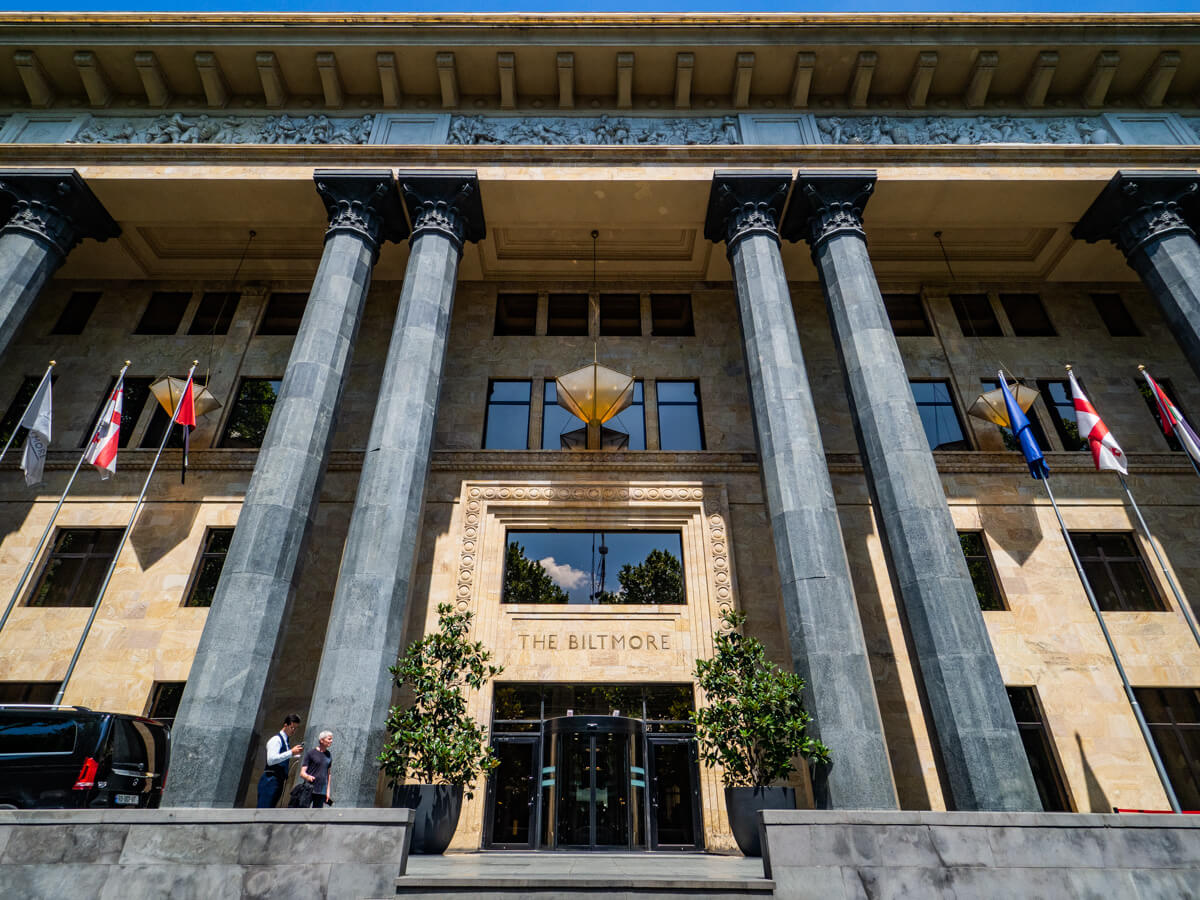 რა ჯდება ერთი დღით განთავსება თბილისის ბრენდულ სასტუმროებში – ტოპ 8 ხუთვარსკვლავიანი სასტუმრო დედაქალქში