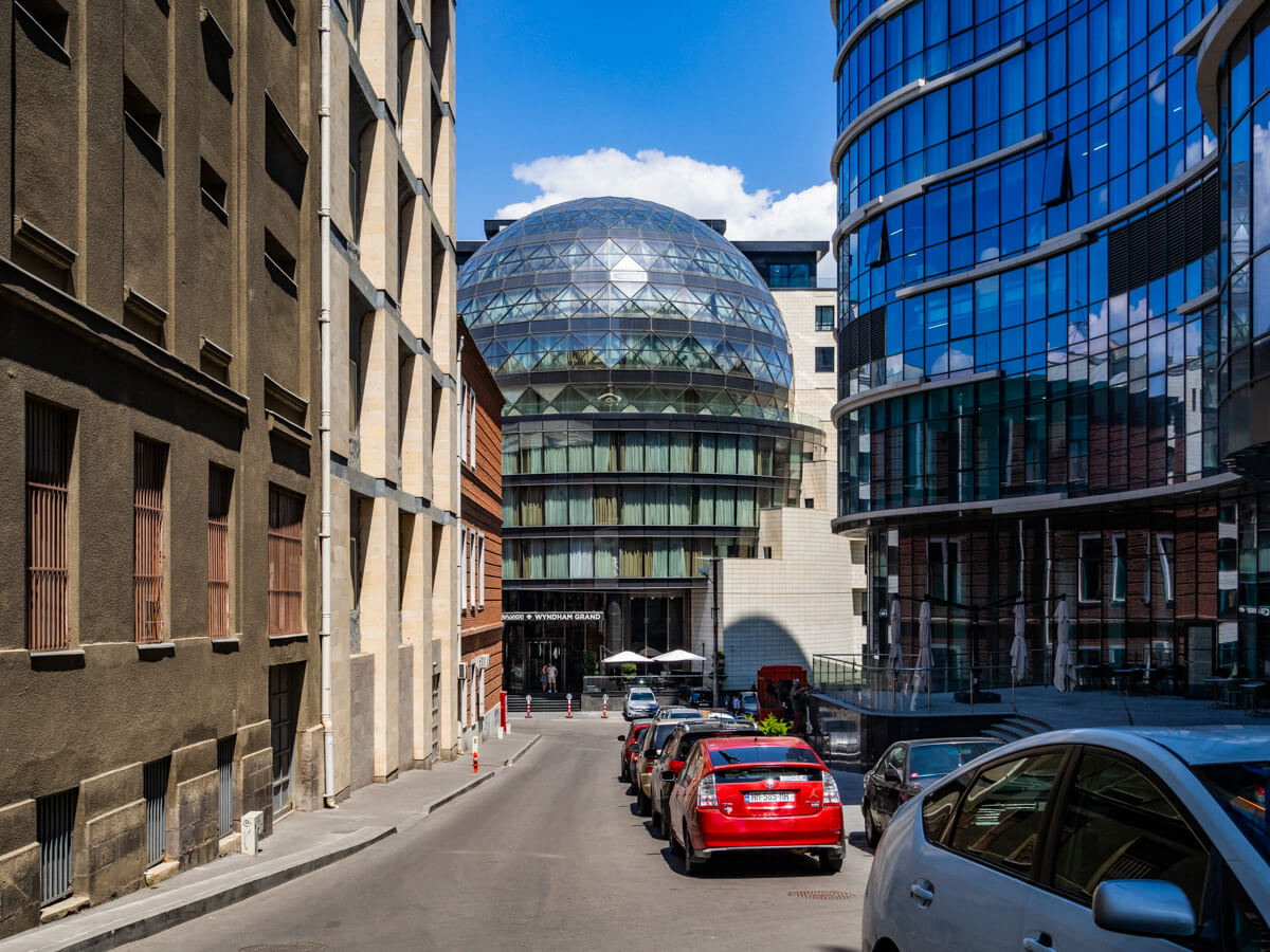 რა ჯდება ერთი დღით განთავსება თბილისის ბრენდულ სასტუმროებში – ტოპ 8 ხუთვარსკვლავიანი სასტუმრო დედაქალქში