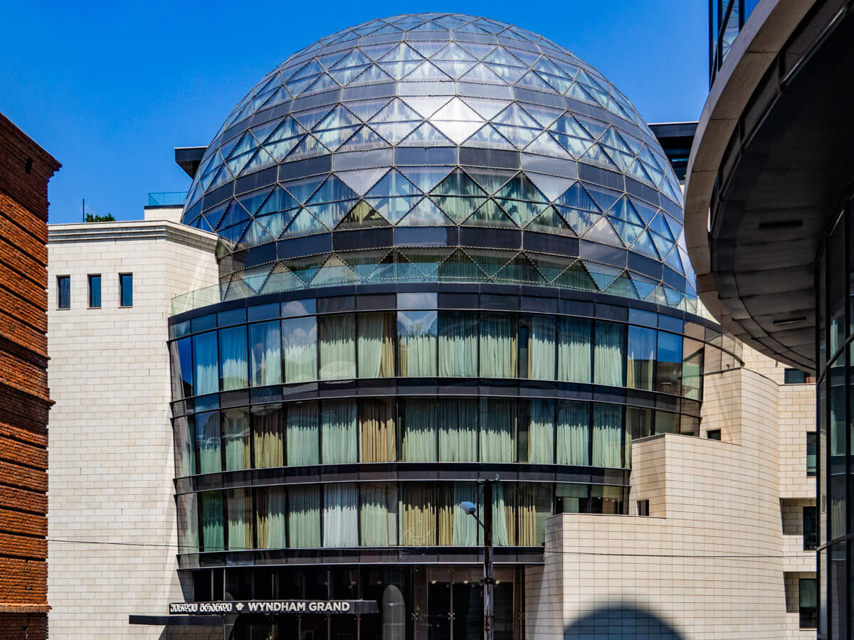 რა ჯდება ერთი დღით განთავსება თბილისის ბრენდულ სასტუმროებში – ტოპ 8 ხუთვარსკვლავიანი სასტუმრო დედაქალქში