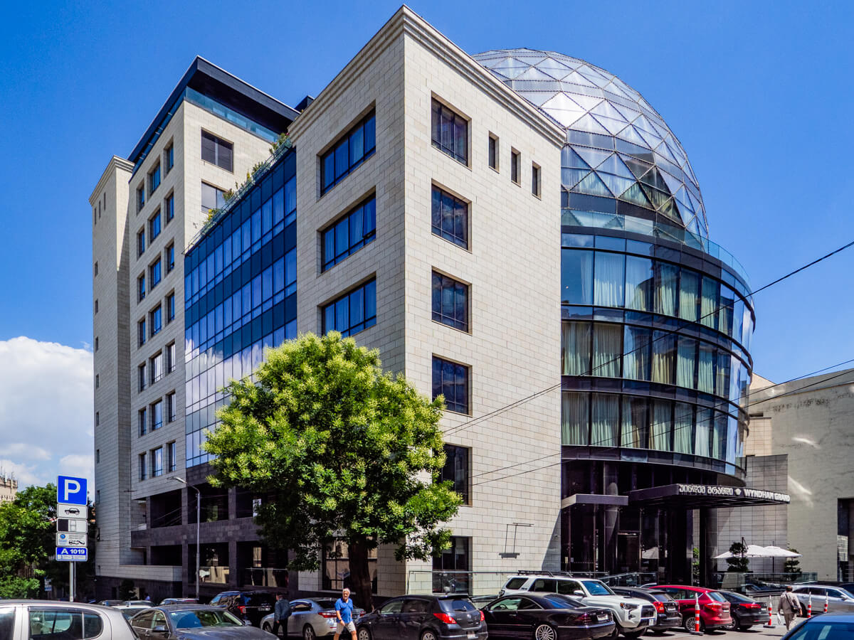 რა ჯდება ერთი დღით განთავსება თბილისის ბრენდულ სასტუმროებში – ტოპ 8 ხუთვარსკვლავიანი სასტუმრო დედაქალქში