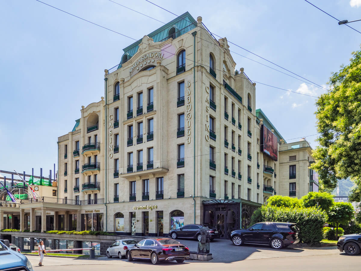 რა ჯდება ერთი დღით განთავსება თბილისის ბრენდულ სასტუმროებში – ტოპ 8 ხუთვარსკვლავიანი სასტუმრო დედაქალქში