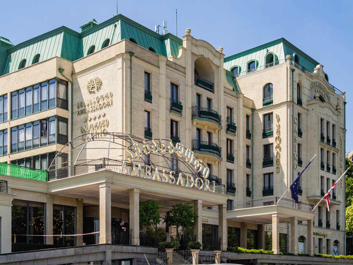 რა ჯდება ერთი დღით განთავსება თბილისის ბრენდულ სასტუმროებში – ტოპ 8 ხუთვარსკვლავიანი სასტუმრო დედაქალქში