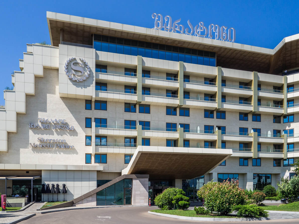 რა ჯდება ერთი დღით განთავსება თბილისის ბრენდულ სასტუმროებში – ტოპ 8 ხუთვარსკვლავიანი სასტუმრო დედაქალქში