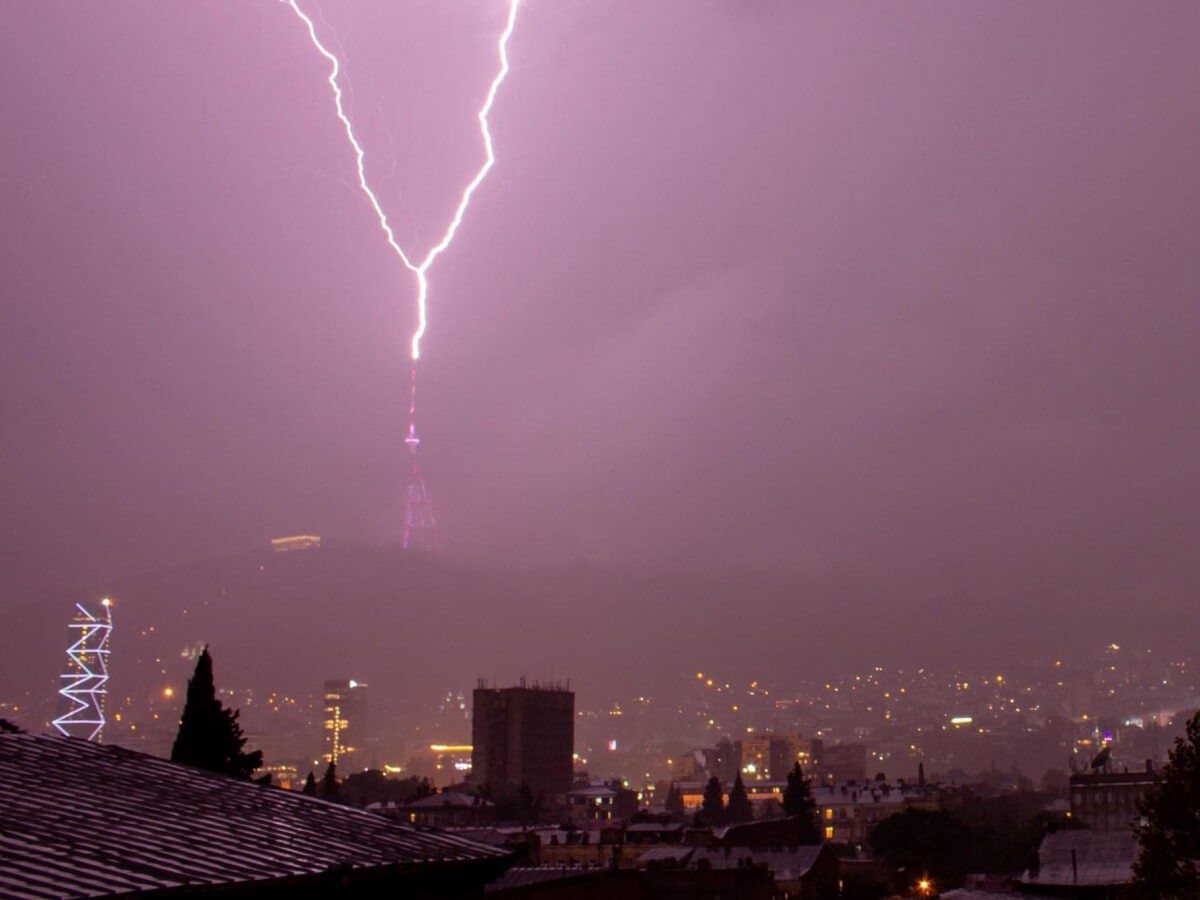 მძიმე ღამე თბილისში-ძლიერი წვიმა და უხვი ნალექი, რომელმაც 13 ივნისის შემთხვევას გადააჭარბა