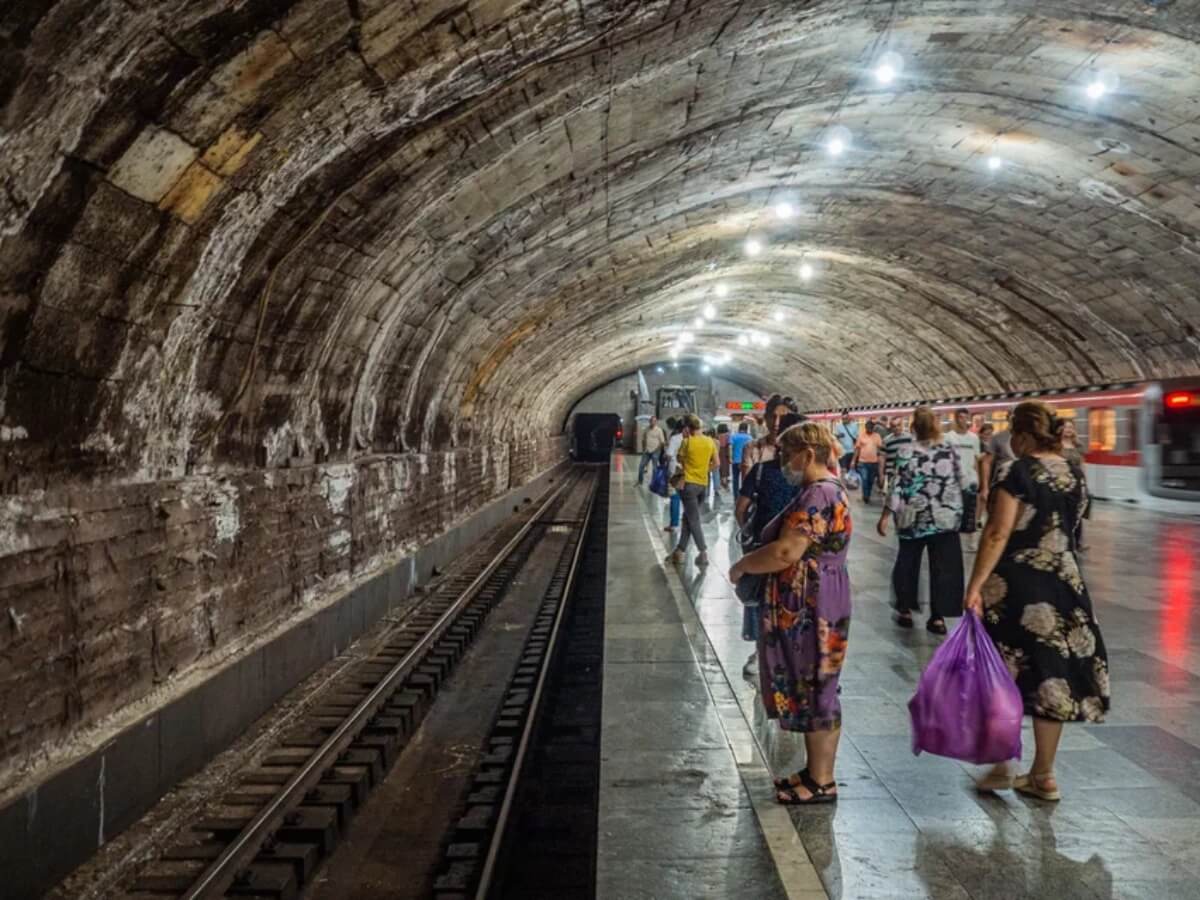 kalaki.ge-ის ფოტოკოლაჟი “მეტრო ვარკეთილიდან”, როგორ გამოიყურება დედაქალაქის ერთ-ერთი ყველაზე ხალხმრავალი სატრანსპორტო კვანძი