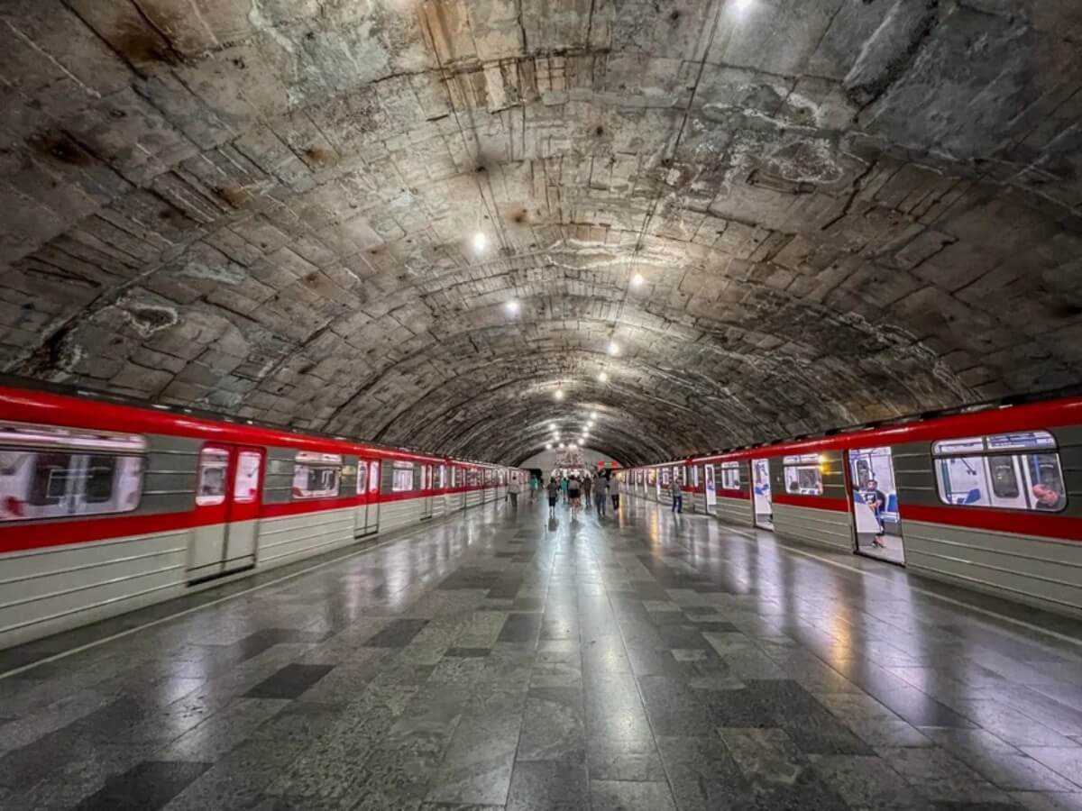 kalaki.ge-ის ფოტოკოლაჟი “მეტრო ვარკეთილიდან”, როგორ გამოიყურება დედაქალაქის ერთ-ერთი ყველაზე ხალხმრავალი სატრანსპორტო კვანძი