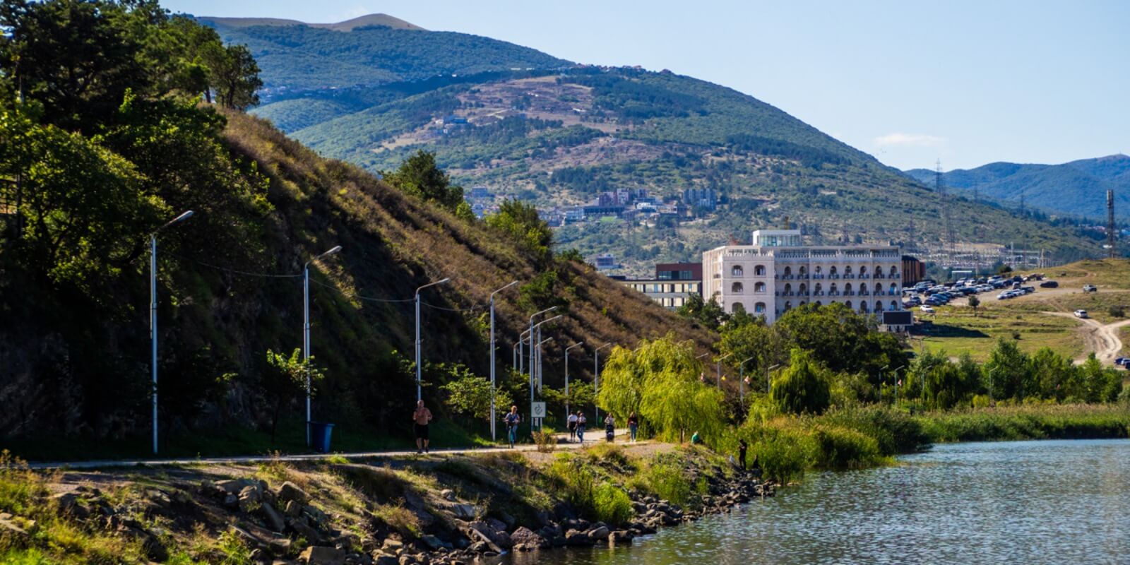 ლისის ტბა და ირგვლივ არსებული სამშენებლო ისტერია