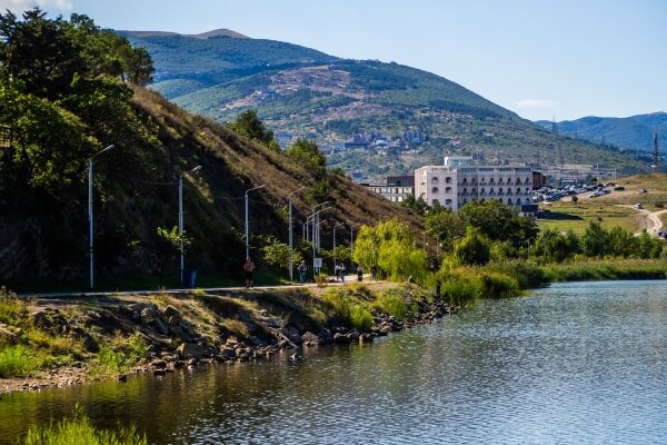 ლისის ტბა და ირგვლივ არსებული სამშენებლო ისტერია