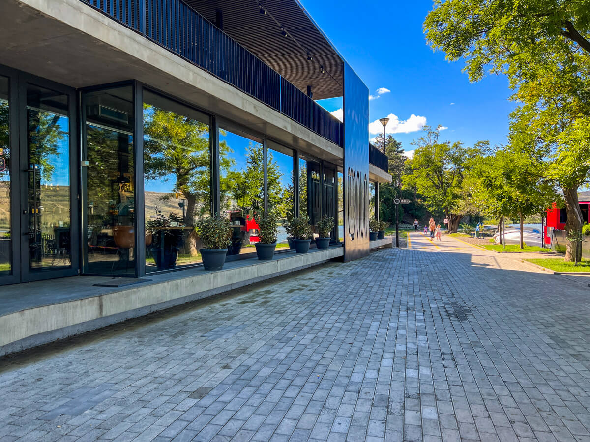 ლისის ტბა და ირგვლივ არსებული სამშენებლო ისტერია