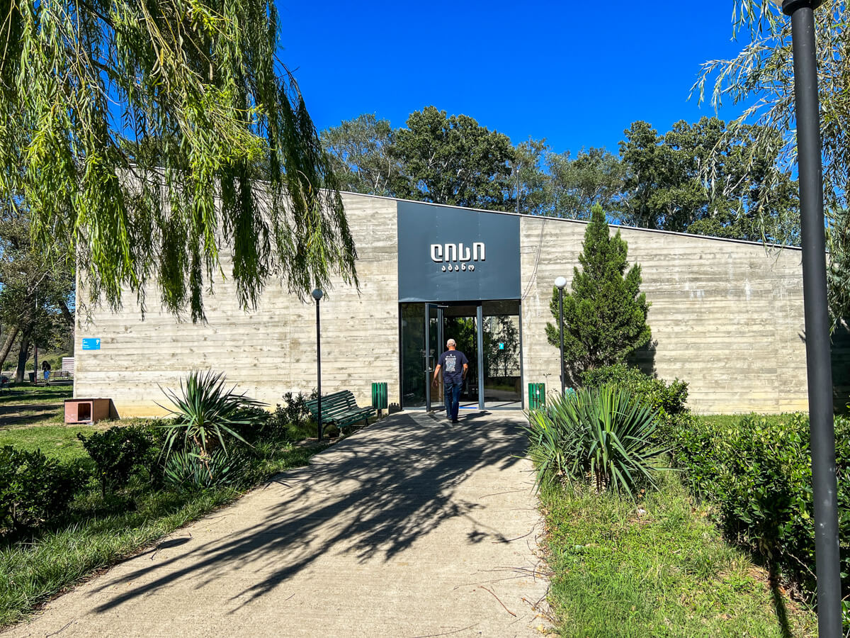 ლისის ტბა და ირგვლივ არსებული სამშენებლო ისტერია